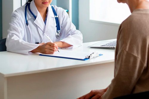 Консультация с врачом Врач пишет что-то